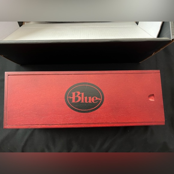 Microphone - Picture 2 of 3